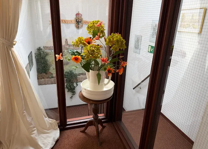 Hotel Hanzestadslogement De Leeuw: Historic Center Retreat with Kitchen Rooms