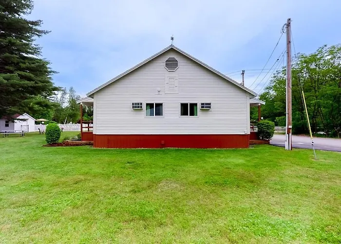 Cute Riverfront Cabin In Great Location W/ Shared Pool, Kitchenette, & Free Wifi