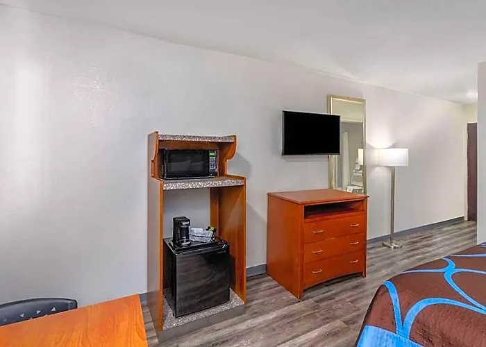 Super 8 By Wyndham Clayton