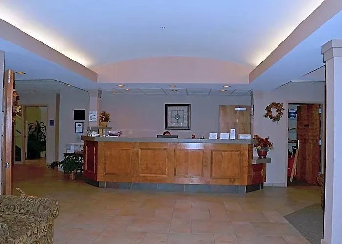 Paola Inn And Suites