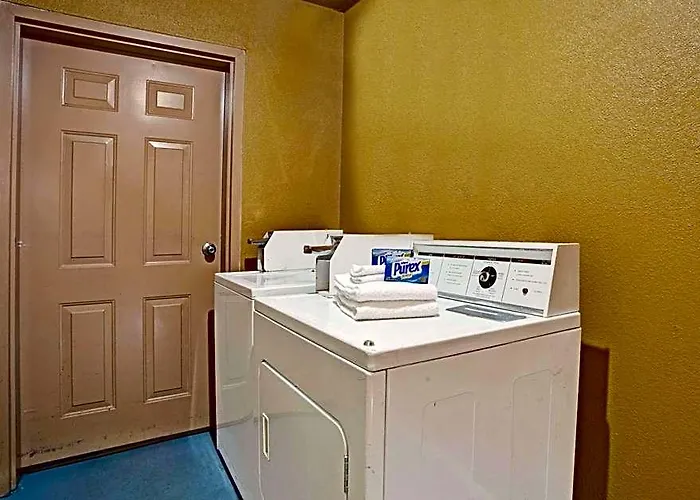 Travelodge By Wyndham Forest Park Atlanta South