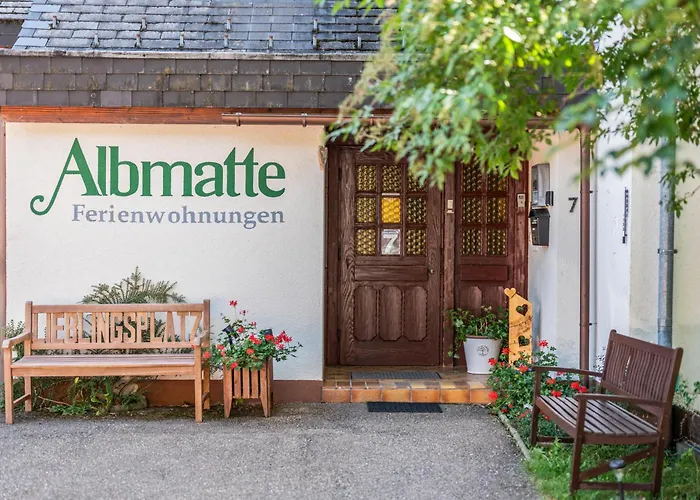 Ferienhaus Albmatte-Ideal für Familien, Gruppen oder Paare-Großer Garten mit Grill- Spiel- und Sitzmöglichkeiten-Umgeben von schöner Natur