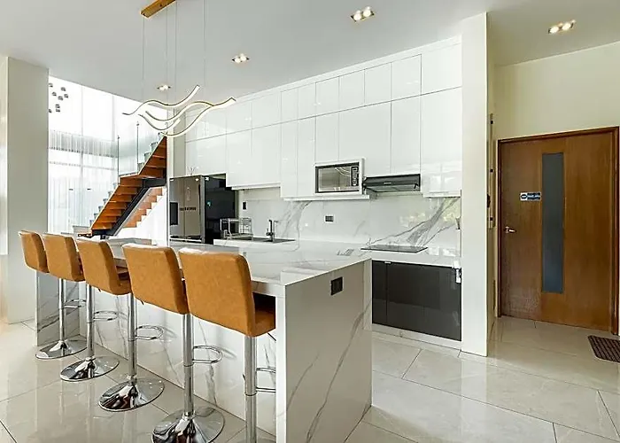Exclusive 5-Br Villa 2 Pools Fast Dual Wi-Fi