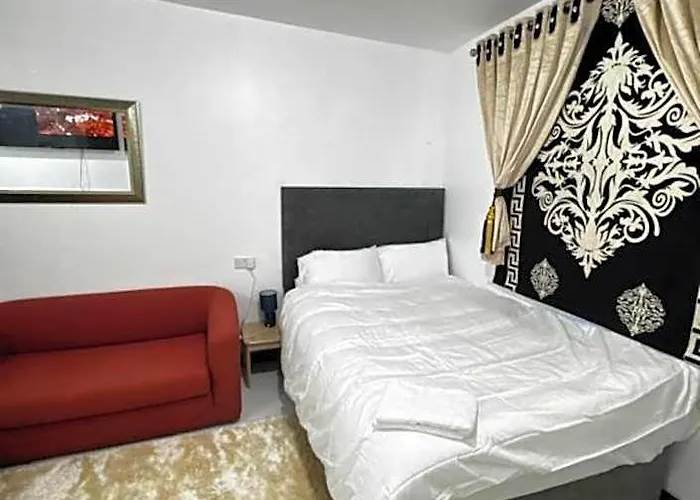 Oyo Unique Guestroom - Farnworth, Easy Access To Bolton