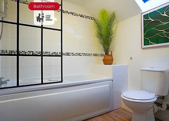 Serene 3Br Cottage Escape: Parking, Kitchen, Wi-Fi