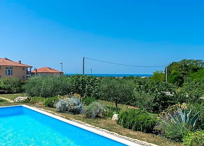 Villa Leandra Comfortable Holiday Residence