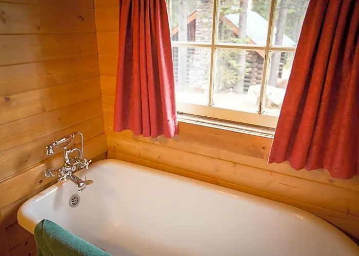 Storm Mountain Lodge & Cabins