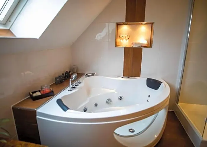 Vier Jahreszeiten Suite Mit Whirlpool Badewanne L Vazzano