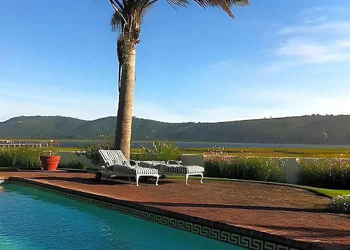Point Lodge On The Waters Edge