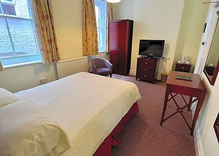 Calverts Hotel - Newport, Isle Of Wight - Return Car Ferry From 79 Pounds