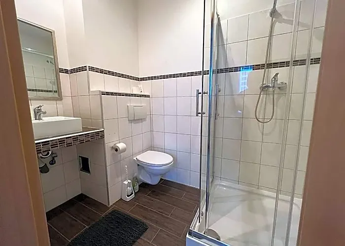 Doppelzimmer-Bad-Kuehlschrank-Parkplatz-10