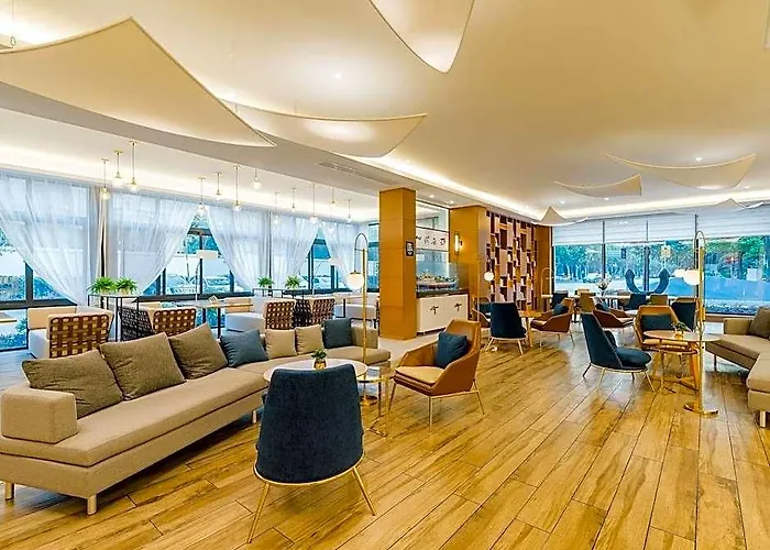Atour Hotel Maoming High-Speed Railway Station People Square