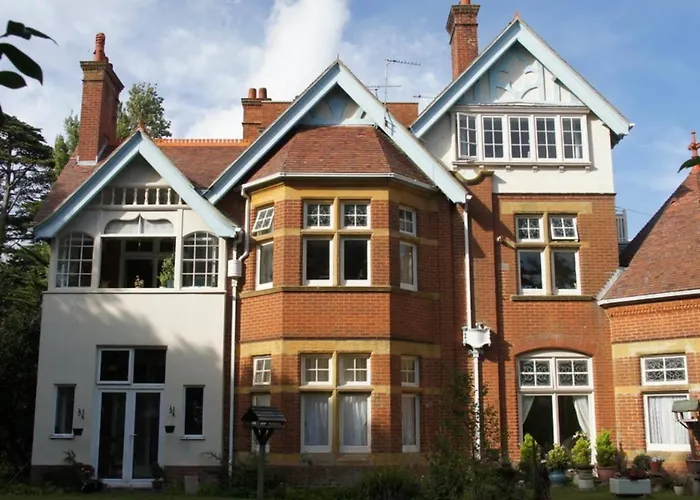The Retreat - Two Mins From Beach - Large Flat