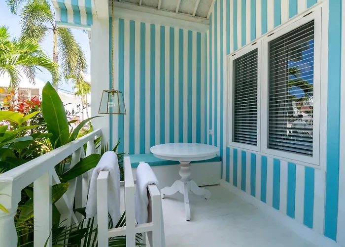 Ria Uluwatu, Tropical Chic Hotel
