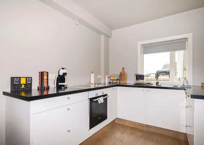 Bright Flat With Stunning View!