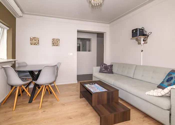 Bright Flat With Stunning View!