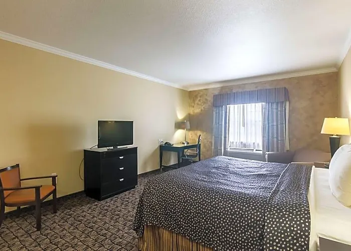 Econo Lodge Inn & Suites