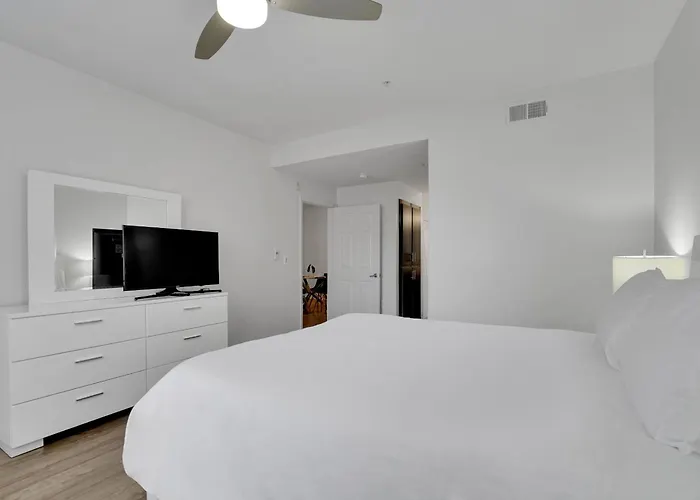 Global Luxury Suites At Town Center