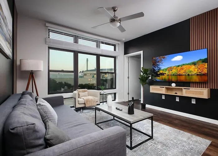 Modern 2BR Getaway-w Parkng, Near Rvrwlk&Conv Ctr
