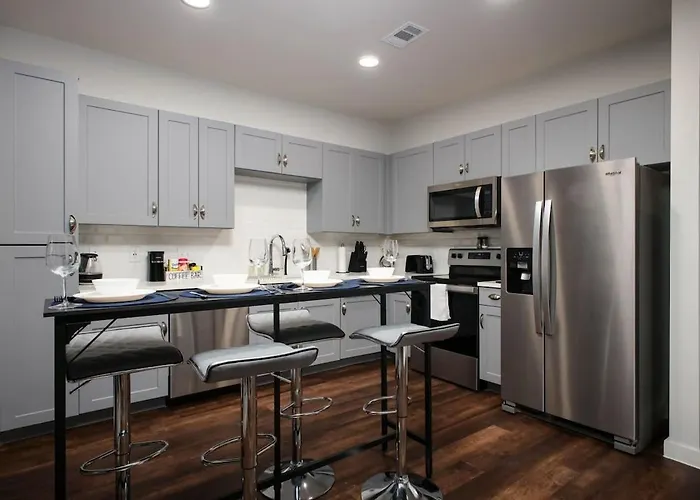 Modern 2BR Getaway-w Parkng, Near Rvrwlk&Conv Ctr