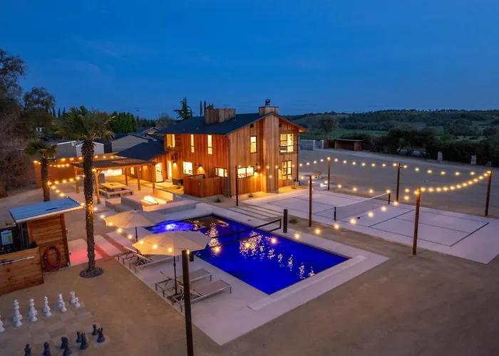Cedar House - Pickleball, Saltwater Pool, Sauna