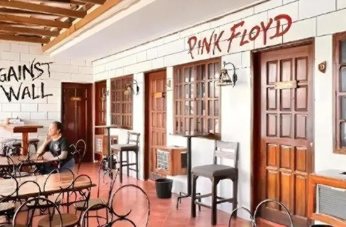 Harleys Pub And Hotel