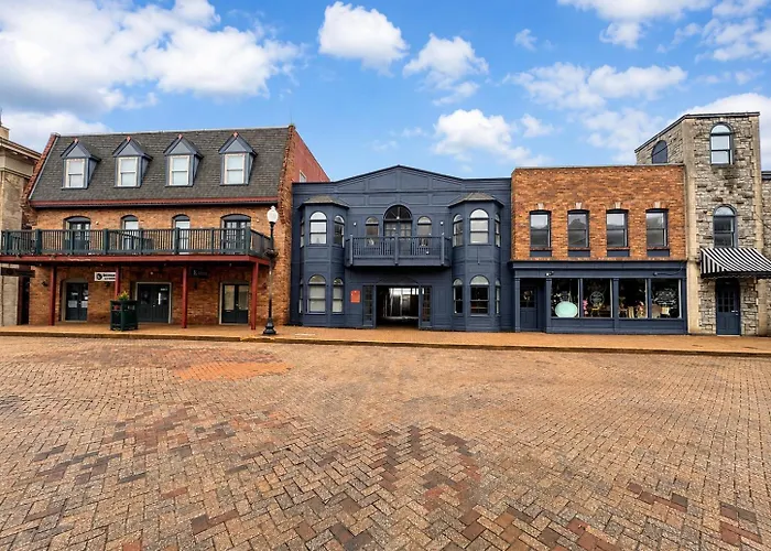 The Bourbon & Brass - Speakeasy-Inspired 2Bdr