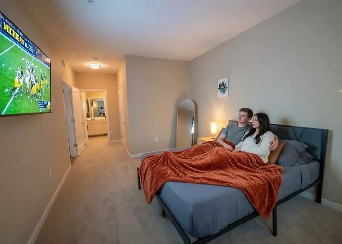 Stylish 2Br Condo Near Downtown & U Of M