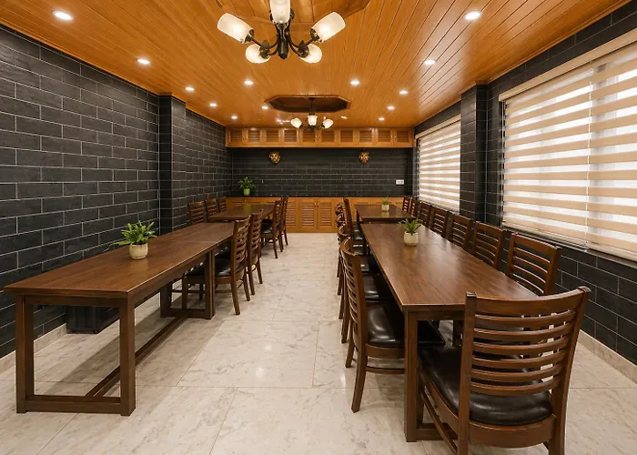 Hotel Hollywood Manali - Scenic River & Mountain View With Premium Rooms Near Mall Road