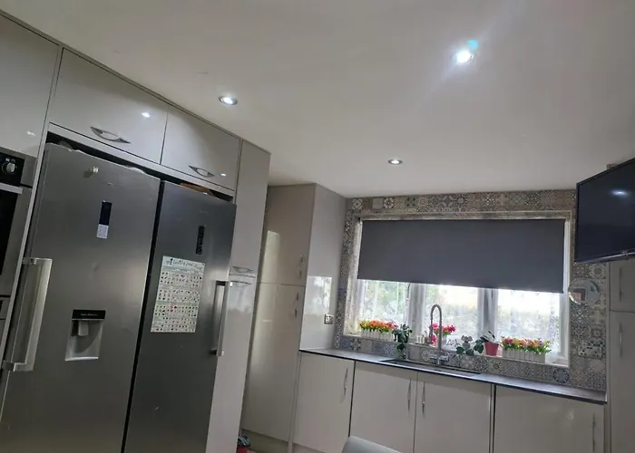Large Central House Near Heathrow Airport & London With Parking