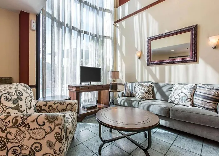 Econo Lodge Inn & Suites Riverside - Corona