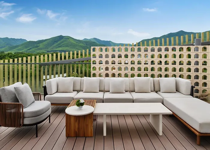 The Quchaninner Liyang, Autograph Collection