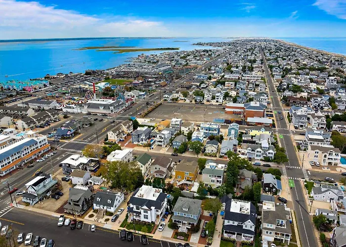 Walk To Bay Village, Beaches & More! Cozy Cottage