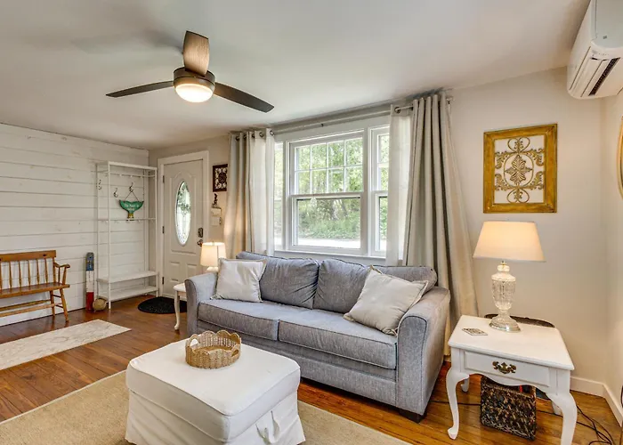 < 1 Mi To Sand! Updated Cottage W/ Yard In Niantic