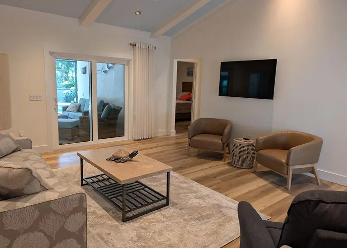Luxury Beachside Retreat - Heated Pool - Walk To Beach - Seasonal Stays Welcome
