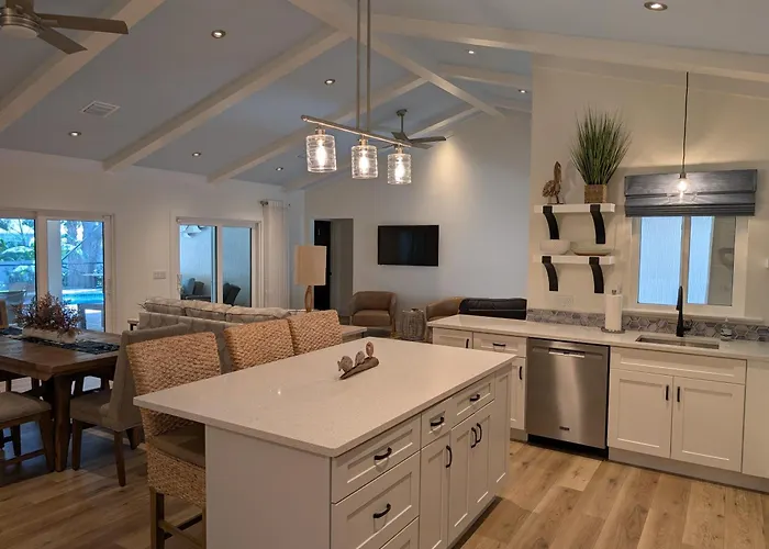 Luxury Beachside Retreat - Heated Pool - Walk To Beach - Seasonal Stays Welcome