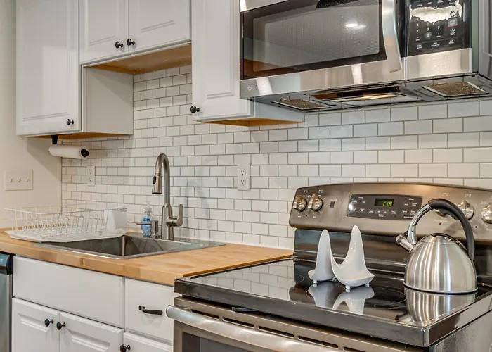 < 1 Mi To Sand! Updated Cottage W/ Yard In Niantic