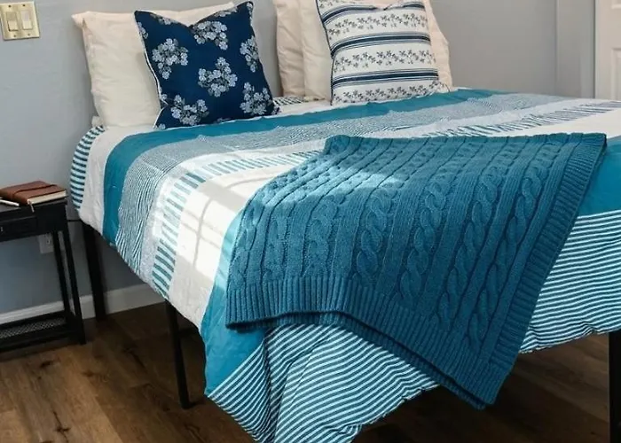 Stylish Studio In Oleander Close To Downtown