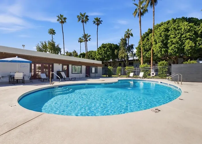 Explore Mesa From This Modern Retreat