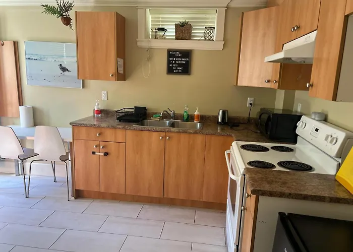 Equipped Guesthouse Near Oakridge Mall