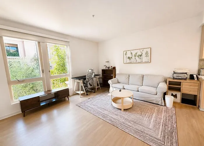 Upscale 1Br Retreat, 2 Queen Beds & Garage