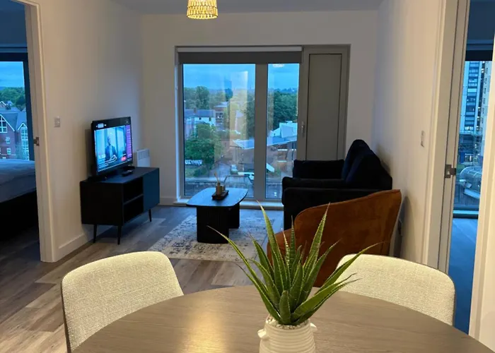 Modern 2Bd 2 Bathroom Apartment Close To City Centre