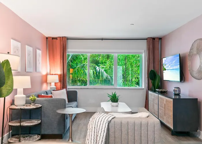King Suite, Private Beach Path, Pool & Hot Tub