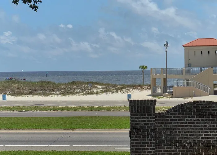Best Location Cozy Condo In Biloxi Beach