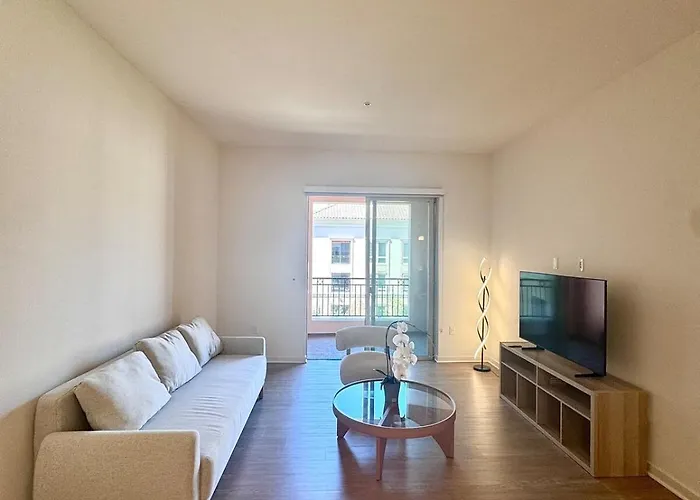 Peaceful 1Br Escape, Courtyard View & Garage