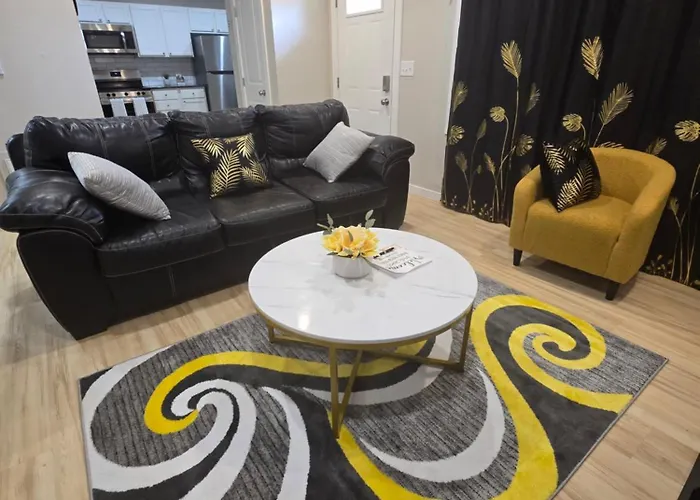 Serene Modern Home In Lawrence With Workspace