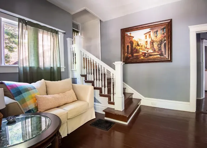 Magnolia Middle Suite Queen Bedscouplesdowntown