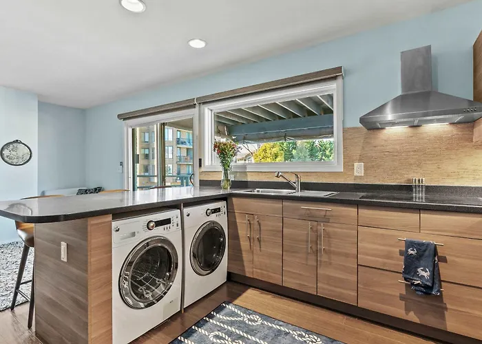 Spa Creek Condo Pool Deck & Parking