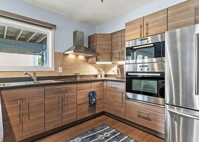 Spa Creek Condo Pool Deck & Parking