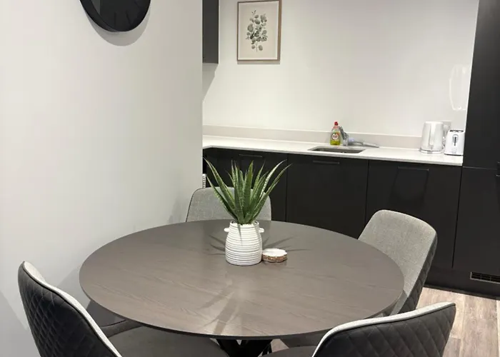 Modern 2Bd 2 Bathroom Apartment Close To City Centre